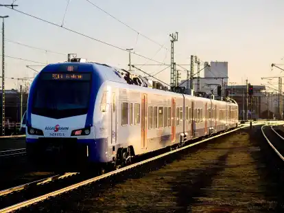 Die Nahverkehrsz&uuml;ge in Niedersachsen (im Bild eine Regio-S-Bahn der Nordwestbahn in Oldenburg) waren im vergangenen Jahr etwas p&uuml;nktlicher als 2022.