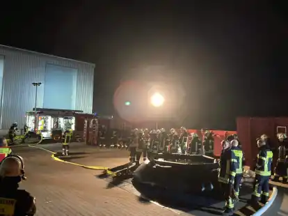 Die Feuerwehren Friesoythe und B&ouml;sel haben bei der Firma Hilker eine Gro&szlig;&uuml;bung gemacht.