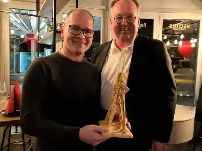 Erh&auml;lt ein Modell der Kugelbake: SPD-Fraktionschef Grant Hendrik Tonne (links) und der Oberb&uuml;rgermeister von Cuxhaven, Uwe Santjer, beim Fraktionsabend.