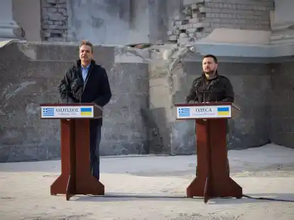 Der ukrainische Pr&auml;sident Wolodymyr Selenskyj und Griechenlands Ministerpr&auml;sident Kyriakos Mitsotakis (l) geben eine Pressekonferenz in Odessa.