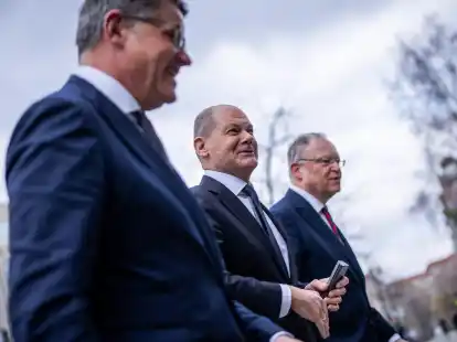 Hessens Ministerpr&auml;sident Boris Rhein (CDU, l-r), Bundeskanzler Olaf Scholz (SPD) und Niedersachsens Ministerpr&auml;sident Stephan Weil gehen zur Sitzung der Ministerpr&auml;sidentenkonferenz (MPK) in Berlin.