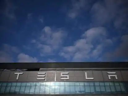 Der Schriftzug der Tesla Gigafactory Berlin Brandenburg. In der Tesla-Autofabrik in Gr&uuml;nheide steht die Produktion wegen eines Stromausfalls nach einem Anschlag auf einen Strommasten still.