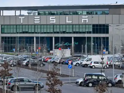 Nur wenige Autos von Mitarbeitern der Tesla-Gigafactory Berlin-Brandenburg stehen vor dem Werk.