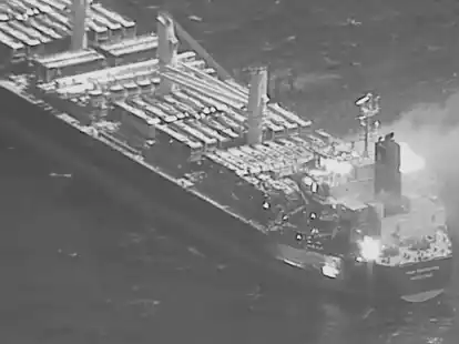 Feuer an Bord des Frachters &laquo;True Confidence&raquo; nach dem Raketenangriff der jemenitischen Huthi-Rebellen im Golf von Aden.