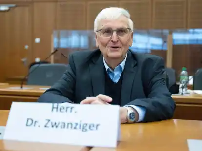 Theo Zwanziger sitzt auf der Anklagebank im Landgericht in Frankfurt.