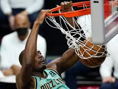 Bismack Biyombo ist nach einem kurzen Kollaps w&auml;hrend der NBA-Partie seiner Oklahoma City Thunder bei den Portland Trail Blazers wohlauf.