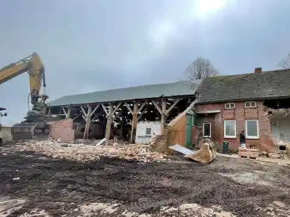 Der alte Gulfhof Lindena in Uthwerdum muss der neuen Zufahrt zur Zentralklinik weichen.