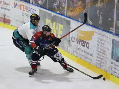 Den n&auml;chsten Gegner ausbremsen wollen die Spieler des ECW Sande (in Blau) auf dem Weg ins Finale.