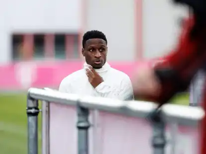 Bouna Sarr betritt den Trainingsplatz an der S&auml;bener Stra&szlig;e.