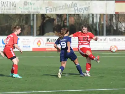 Die Fußballerinnen des SV Brake (in Rot) mussten sich zuletztt dem Bezirksliga-Spitzenreiter SV Hage geschlagen geben. Am Sonntag willen sie Wilhelmshaven besiegen.