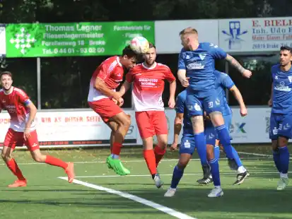 Brakes Fußballer (in Rot)  gewannen das turbulente Heimspiel gegen den Titelanwärter WSC Frisia Wilhelmshaven knapp. Im Rückspiel wollen sie erneut drei Punkte holen.