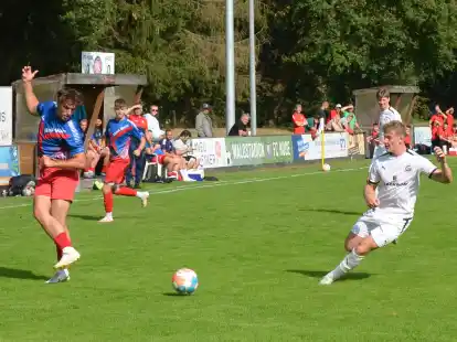 Das Hinspiel in Hude gewann der TSV Großenkneten (in weiß) mit 2:1.