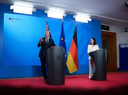 Au&szlig;enministerin Annalena Baerbock traf sich mit ihrem britischen Amtskollegen David Cameron zu Gespr&auml;chen in Berlin.