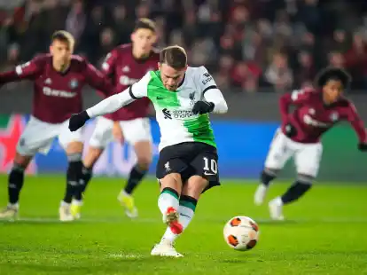 Liverpools Alexis Mac Allister erzielt per Elfmeter den F&uuml;hrungstreffer seiner Mannschaft.