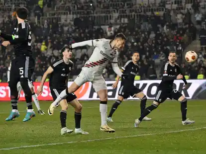 Leverkusens Patrik Schick (M) erzielt per Kopf das Tor zum 2:2.