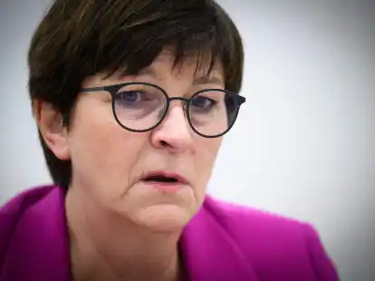 Saskia Esken verweist darauf, dass Frauen jeden Tag eine Stunde mehr unbezahlte Care-Arbeit leisteten als M&auml;nner.