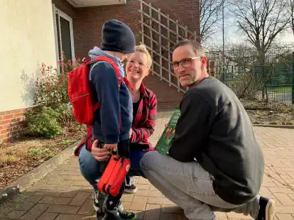 Die Eltern Franziska Tiltsch und Sebastian M&ouml;ller m&ouml;chten die Menschen f&uuml;r Anaphylaxie sensibilisieren. Ihr Sohn Ole leidet unter einer starken Erdnussallergie. Sein rotes Notfallset mit dem Adrenalin-Pen hat er immer dabei.