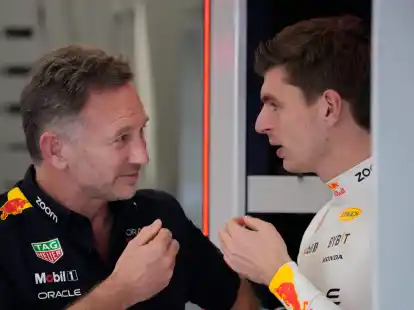 Red-Bull-Teamchef Christian Horner (l) im Gespr&auml;ch mit Max Verstappen.