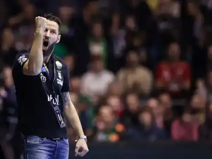 Magdeburgs Trainer Bennet Wiegert und der SCM empfangen im Topspiel die F&uuml;chse Berlin.
