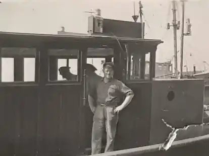 Im Emder Au&szlig;enhafen auf dem Schiff &bdquo;M&ouml;we&ldquo;: W&uuml;bbo Kruizinga, der Vater von Johann Kruizinga, in den 1950er Jahren.