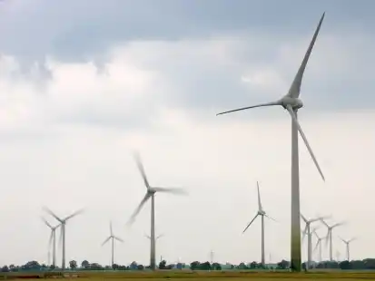 Knapp 130 Windenergieanlagen, wie hier bei Pewsum, gibt es in der Krummh&ouml;rn. Eine Potenzialstudie hat nun ergeben, dass f&uuml;r deutlich mehr Windr&auml;der Platz ist.