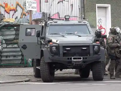 Polizisten an einem gepanzerten Fahrzeug in Berlin: Am 26. Februar war Ex-RAF-Terroristin Daniela Klette in Berlin-Kreuzberg festgenommen worden.