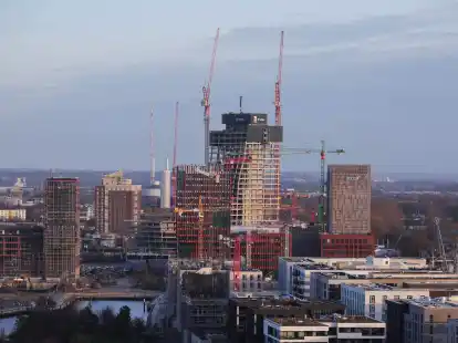 Die stillgelegte Baustelle des Elbtower (M) ganz im Osten der Hafencity in Hamburg.