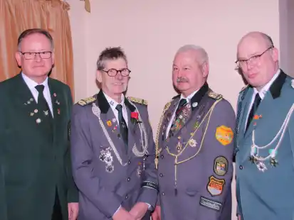 Der Kreissch&uuml;tzenverband Altes Amt Friedeburg blickt positiv in die Zukunft (von links): der Pr&auml;sident des Ostfriesischen Sch&uuml;tzenbundes, Detlef Temmen, der neue Pr&auml;sident des Kreisverbandes, Roland Siegmund, dessen Vorg&auml;nger Peter Michallek sowie der Kreisverbands-Vizepr&auml;sident Heino Diekmann.