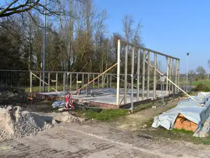 Bodenplatte, Fundament und erste Holzst&auml;nder f&uuml;r die Remise in Reitland sind bereits fertiggestellt.