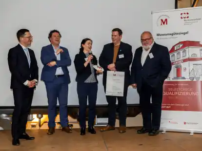 Mirjana Ćulibrk, Leiterin des Teemuseums Norden, und B&uuml;rgermeister Florian Eiben (2. v. r.) nahmen das G&uuml;tesiegel entgegen.