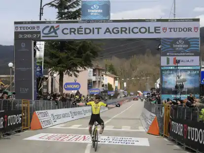 Jonas Vingegaard gewann die f&uuml;nfte Etappe der Fernfahrt Tirreno-Adriatico als Solist.