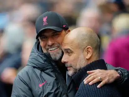 J&uuml;rgen Klopp (l) und Pep Guardiola treffen zum 16. Mal in Englands h&ouml;chster Spielklasse aufeinander.