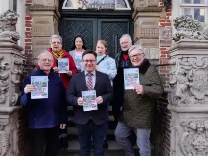 Stadtverwaltung und Seniorenbeirat stellten den Seniorenpass 2024 im Rathaus vor. Von links: Konrad Lappe (Protokollf&uuml;hrer), Ingrid Schmidt (1. Vorsitzende), Lenette Andoyo-Neumann (Sozialarbeiterin), B&uuml;rgermeister Jan Edo Albers sowie vom Seniorenbeirat  Rita Clasen, Wilhelm Vogt (stellvertretender Vorsitzender) und Thomas Schnitzler.