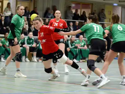 Die Aufholjagd wurde nicht belohnt: Die Handballerinnen der HSG Hude/Falkenburg um Britt Nölker (beim Wurf) verloren ihr Nachholspiel in der Oberliga beim SV Höltinghausen mit 20:22.