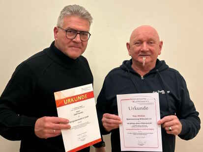 Olaf Famler (links) und Hajo Woltjes wurden f&uuml;r ihre langj&auml;hrige Mitgliedschaft geehrt.