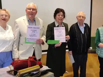 Ehrungen auf der Jahreshauptversammlung: (v.l) Margot Siemers ehrt Siegfried Dose, Renate Dose, Friedo Nappe, Jutta Ellinghusen, Tabea Zurhelle, Erika L&uuml;ken (15 Jahre Vereinstreue).