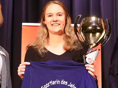 Geht nicht nur auf dem Feld voran, sondern engagiert sich auch im Jugendbereich bei der SG Friedrichsfehn/Petersfehn: Handballerin Lea Schwarze.