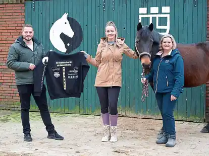Rene Michel, Annika Eisenhauer und Kerstin Meiland (Vorsitzende Ponyfreunde Jever-Sandel) hoffen auf Spenden.
