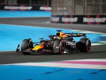 Max Verstappen startet in Saudi-Arabien von der Pole Position.