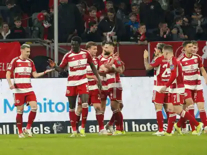 Die Fortuna r&uuml;ckt durch den Sieg im direkten Duell bis auf einen Punkt an den HSV heran.