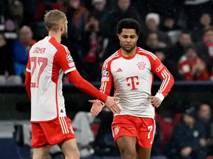 Eine Muskelverletzung zwang Serge Gnabry (r) zu einer l&auml;ngeren Pause.