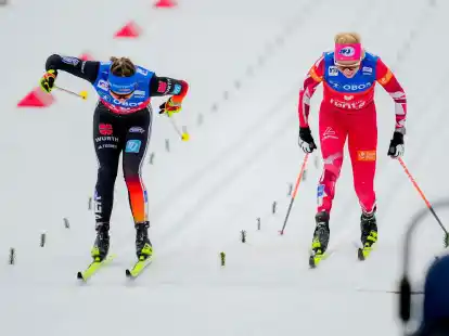 Katharina Hennig (l) bei der Zieleinfahrt.