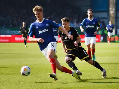 Der Kieler Tom Rothe (l) im Laufduell mit Leon Jensen.