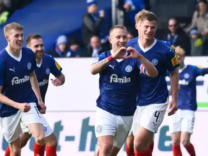 Die Kieler um Torsch&uuml;tze Lewis Holtby (M.) feierten im Aufstiegsrennen einen wichtigen Heimsieg.