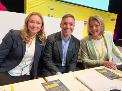 In ihren &Auml;mtern best&auml;tigt (v.li.): Anja Schulz, Vorsitzender Konstantin Kuhle und Imke Haake beim Parteitag in Celle