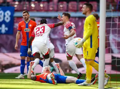 Die Leipziger Spieler jubeln nach dem Eigentor von Darmstadts Thomas Isherwood zum 1:0.
