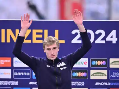 Jordan Stolz nimmt bei der Mehrkampf-WM Kurs auf den Titel.