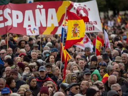 Gegen die geplante Amnestie f&uuml;r die katalanische Separatisten regt sich erneut Widerstand: Tausende Menschen protestierten in Madrid gegen die Pl&auml;ne der spanischen Regierung.