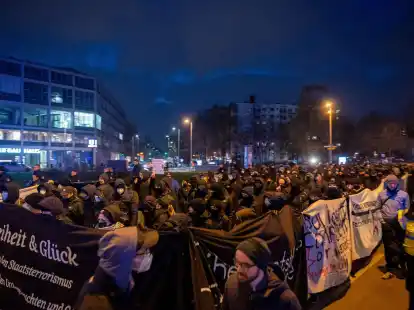 Eine Demonstration zog unter dem Motto &laquo;Stoppt den Staatsterrorismus - Solidarit&auml;t mit den Untergetauchten und Gefangenen&raquo; durch Berlin.