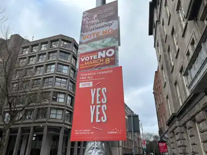 Der Wortlaut der irischen Verfassung wird vorerst nicht ge&auml;ndert. Zwei Referenden wollten die Rolle der Frau und der Familie in der Verfassung modernisieren.